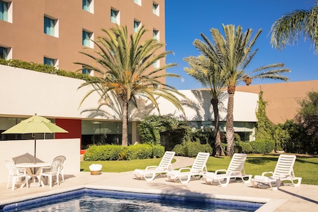 Una piscina al aire libre. Fiesta Inn Tijuana Otay