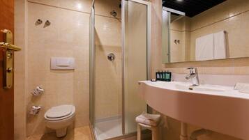 Economy-Doppelzimmer zur Einzelnutzung (french bed) | Badezimmer | Dusche, Haartrockner, Handtücher