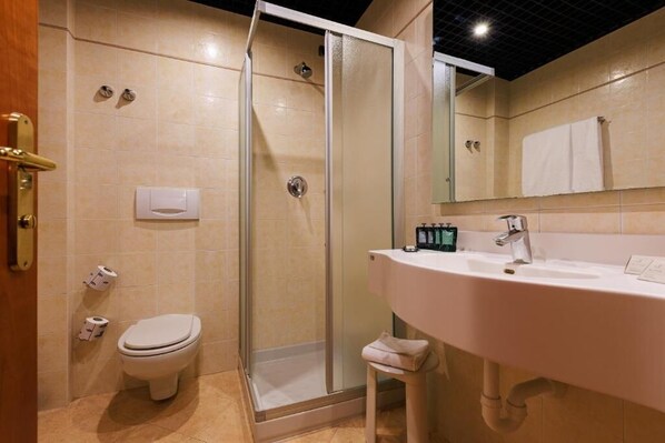 Habitación económica doble de uso individual (french bed) | Baño | Ducha, secador de pelo y toallas