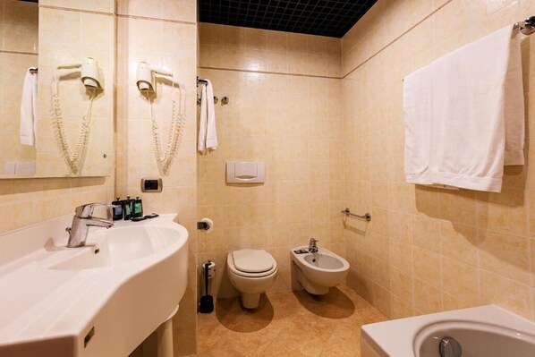 Shower, hair dryer, towels - Hotel Excelsior Magenta (Magenta)