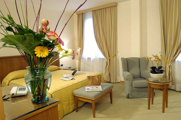 Minibar, in-room safe, desk, free WiFi