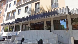 A multi-story hotel with a modern facade, balconies, and a prominent entrance. - Hotel Excelsior Magenta (Magenta)
