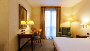 Camera Deluxe con letto matrimoniale o 2 letti singoli | Minibar, una cassaforte in camera, una scrivania, Wi-Fi gratuito