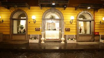 Facciata della struttura - sera/notte