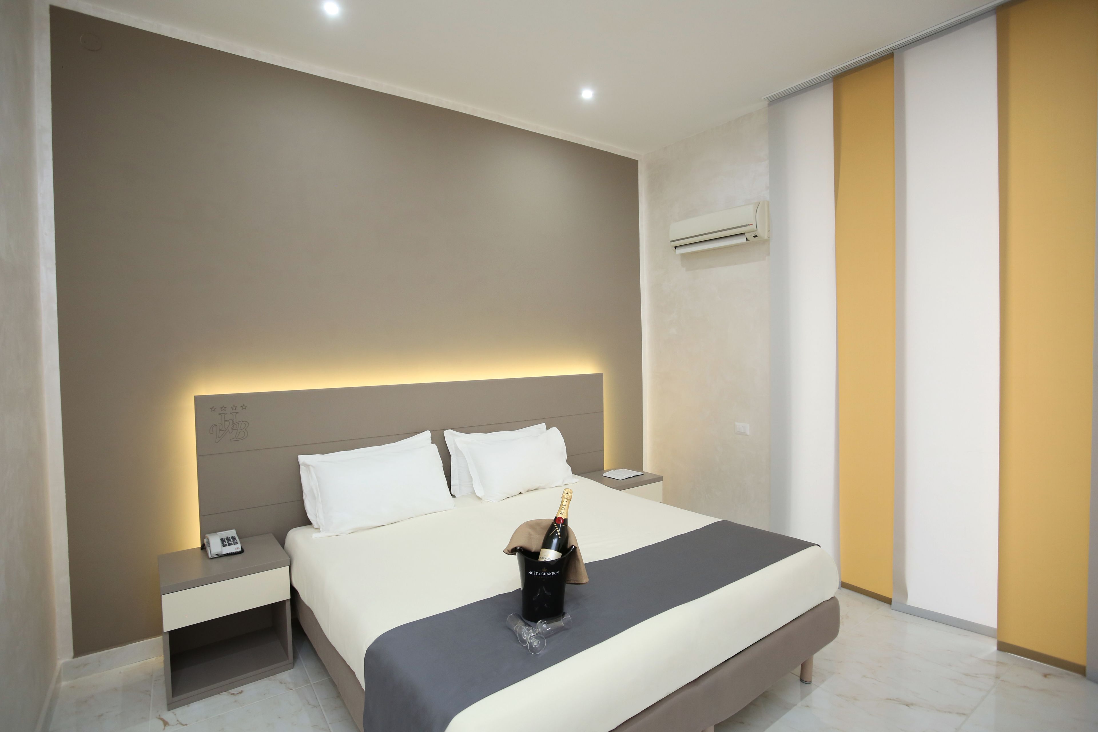 Hypo-allergenic bedding, minibar, in-room safe, desk