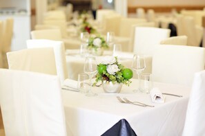 2 間餐廳，供應早餐、午餐和晚餐，地中海料理
