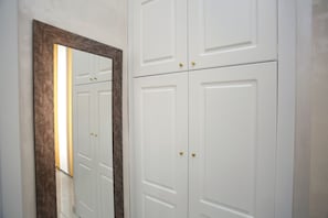 Ropa de cama hipoalergénica, minibar, caja fuerte y escritorio