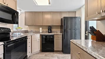 Bloc d'apartaments estàndard, 2 dormitoris, no fumadors | Cuina privada | Frigorífic gran, microones, placa de cuina i rentaplats