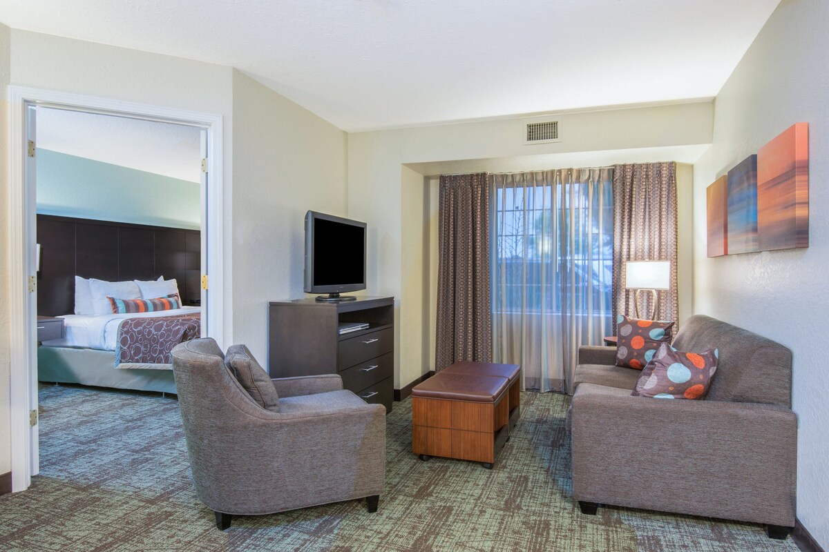 Suite, 2 Bedrooms, Kitchen | Desk, blackout curtains, iron/ironing board, free WiFi
