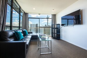 Panoramic Penthouse, 2 Bedrooms, Harbour View | Living area