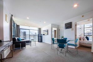 パノラミック ペントハウス 2 ベッドルーム ハーバービュー | リビングルーム | 32 インチの液晶テレビ (デジタル放送視聴可)、テレビ、DVD プレーヤー