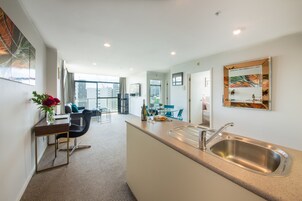 Panoramic-Penthouse, 2 Schlafzimmer, Hafenblick | 1 Schlafzimmer, Pillowtop-Betten, Bügeleisen/Bügelbrett, Babybetten