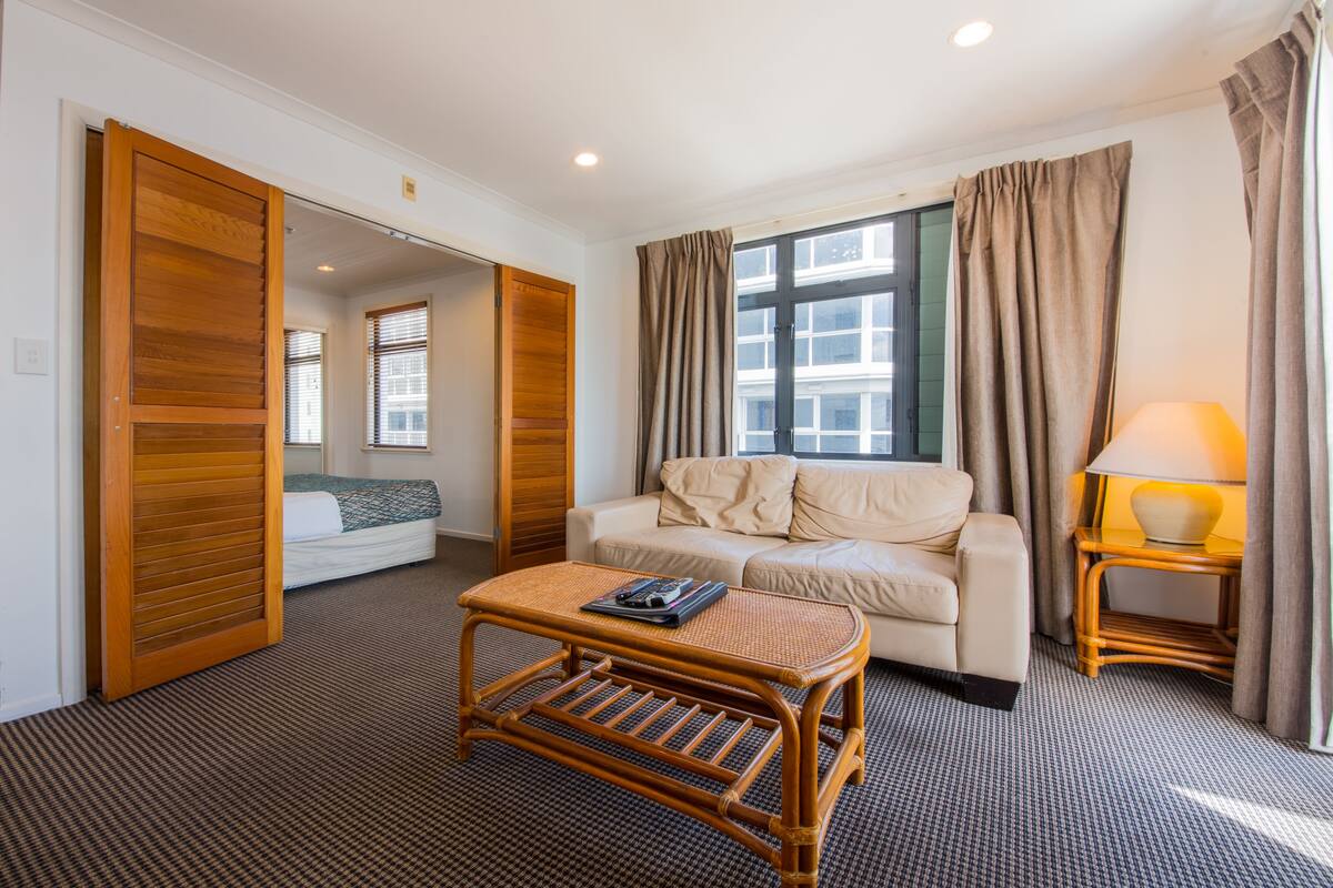 Habitación estándar, 1 habitación, vistas al puerto | Sala de estar | Televisión LCD de 32 pulgadas con canales digitales, una televisión