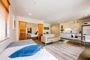 Rom – deluxe, 1 soverom | Oppholdsområde | En 32-tommers LCD-TV med digitale kanaler samt TV og DVD-spiller