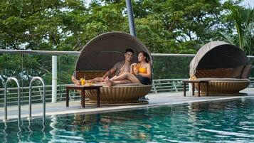 室外游泳池,開放時間為 6:00 至 21:00,提供泳池遮陽傘和日光浴躺椅