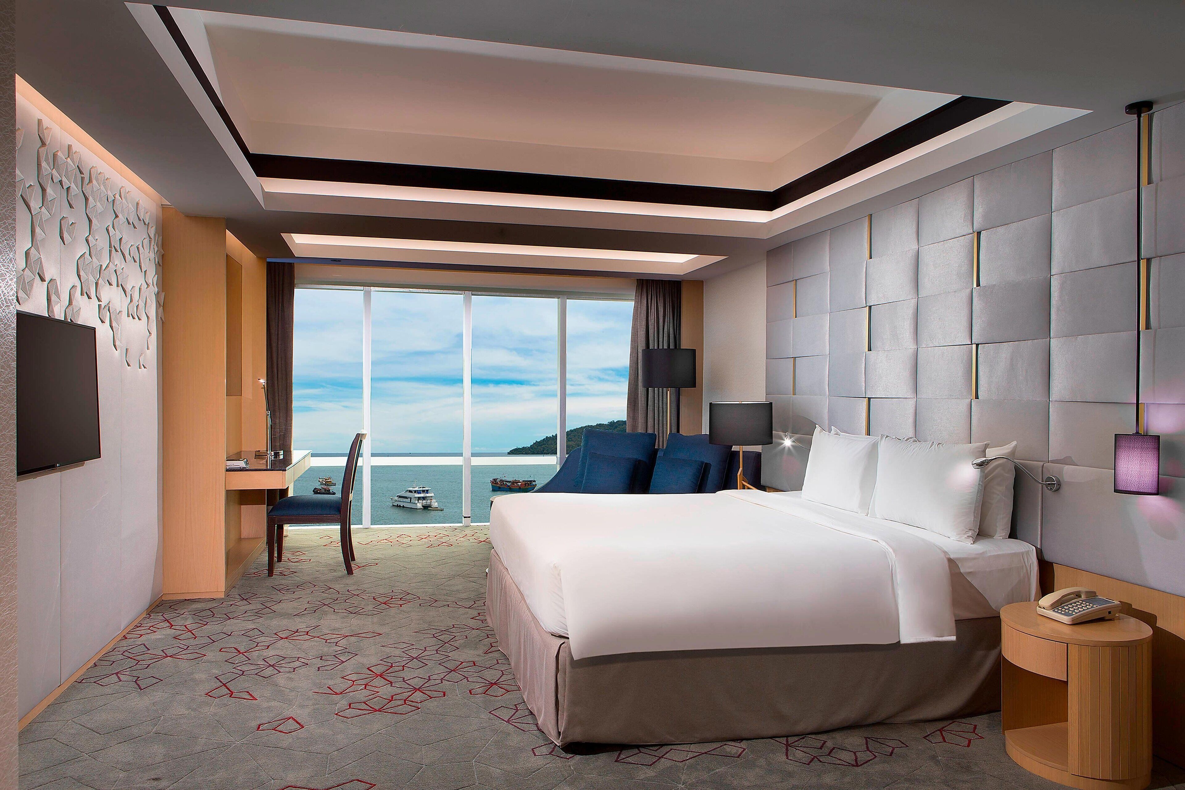 高級寝具、ピロートップベッド、セーフティボックス (室内)、デスク