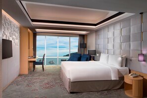 Sengetøy av topp kvalitet, senger med overmadrass og safe på rommet