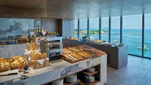 A buffet with various food items and a view of the sea. - Le Meridien Kota Kinabalu (Kota Kinabalu)
