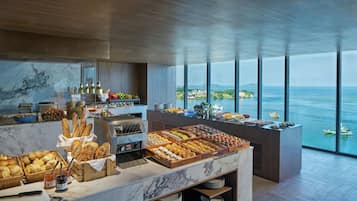 2 bars/lounges, cocktail bar, lobby lounge