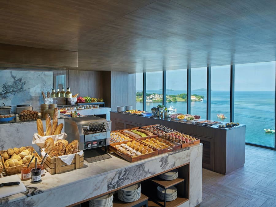 2 bars/lounges, cocktail bar, lobby lounge