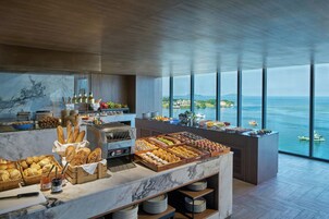 2 bares, bar de cocktails, salón en el lobby