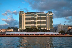 A high-rise hotel with a modern architectural design, featuring a prominent corner structure and a reflective glass facade. - Le Meridien Kota Kinabalu (Kota Kinabalu)