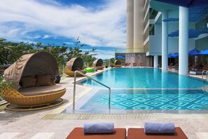 Kolam renang outdoor, dengan payung kolam renang dan kursi berjemur