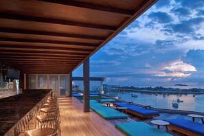 2 restaurants, breakfast, lunch, dinner served; international cuisine - Le Meridien Kota Kinabalu (Kota Kinabalu)