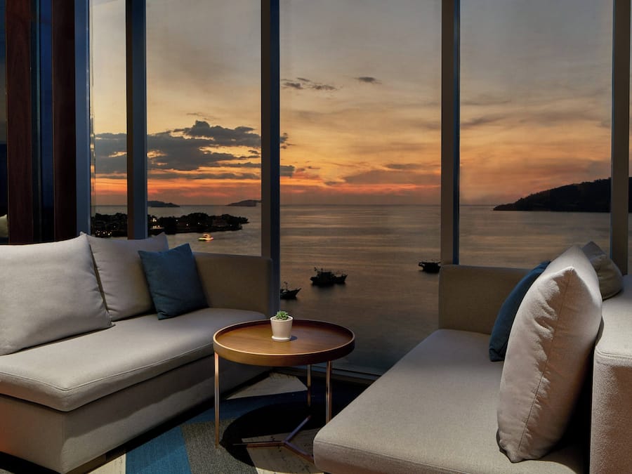 2 bars/lounges, cocktail bar, lobby lounge