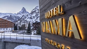 A hotel sign with "HOTEL MAMMA" and a view of a snowy mountain landscape. - Hotel ZERMAMA Zermatt (Zermatt)