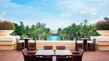 Lobby lounge, ocean views, open daily