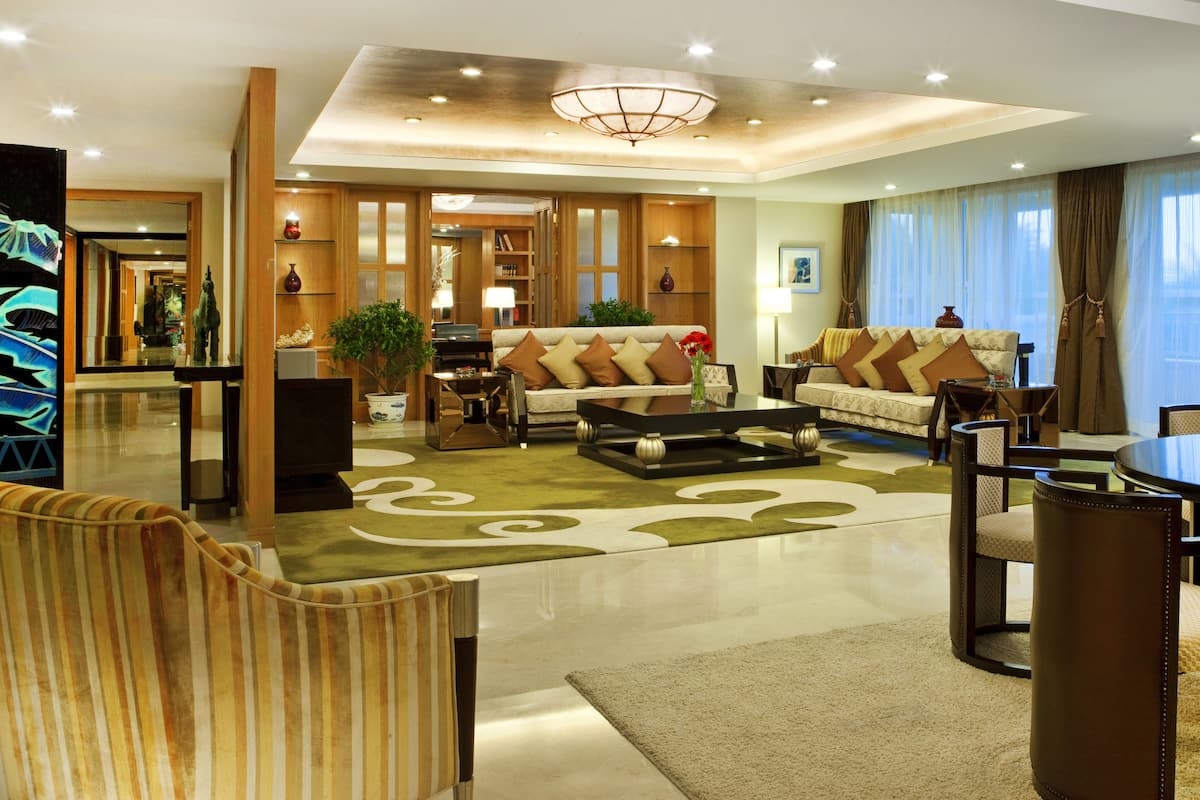 Premium bedding, down duvets, free minibar items, in-room safe