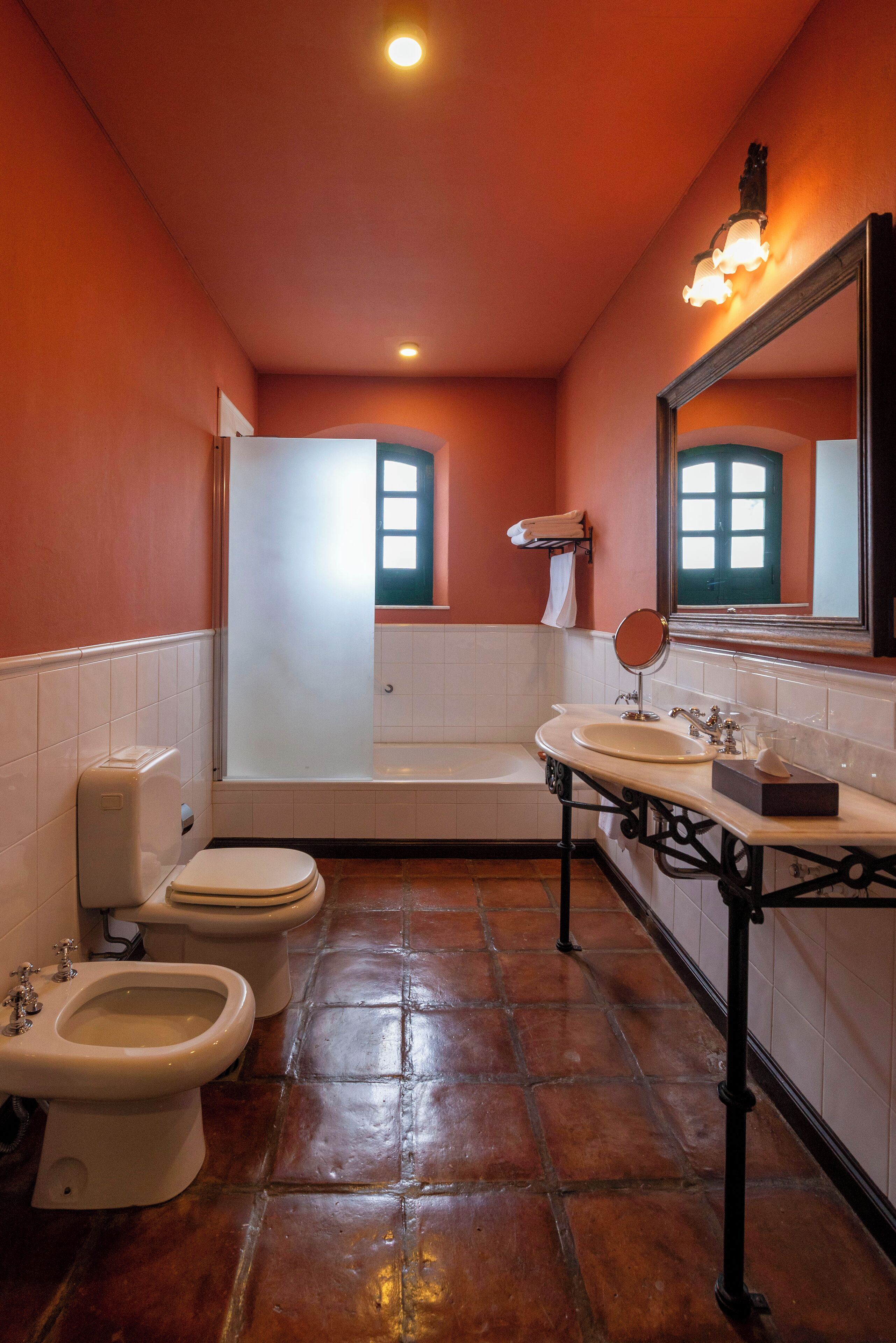 combined shower/bathtub, deep-soaking bathtub, free toiletries