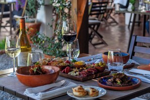 Breakfast, lunch, dinner served; Regional cuisine