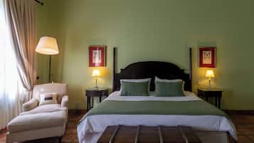 Colonial 1 King Bed | Minibar, brankas, meja kerja, dan tirai kedap cahaya