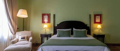 Colonial 1 King Bed | Minibar, in-room safe, desk, blackout drapes