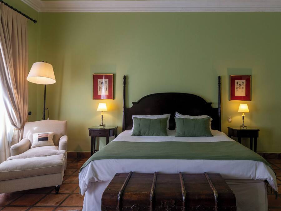 Colonial 1 King Bed | Minibar, caja fuerte, escritorio y cortinas opacas