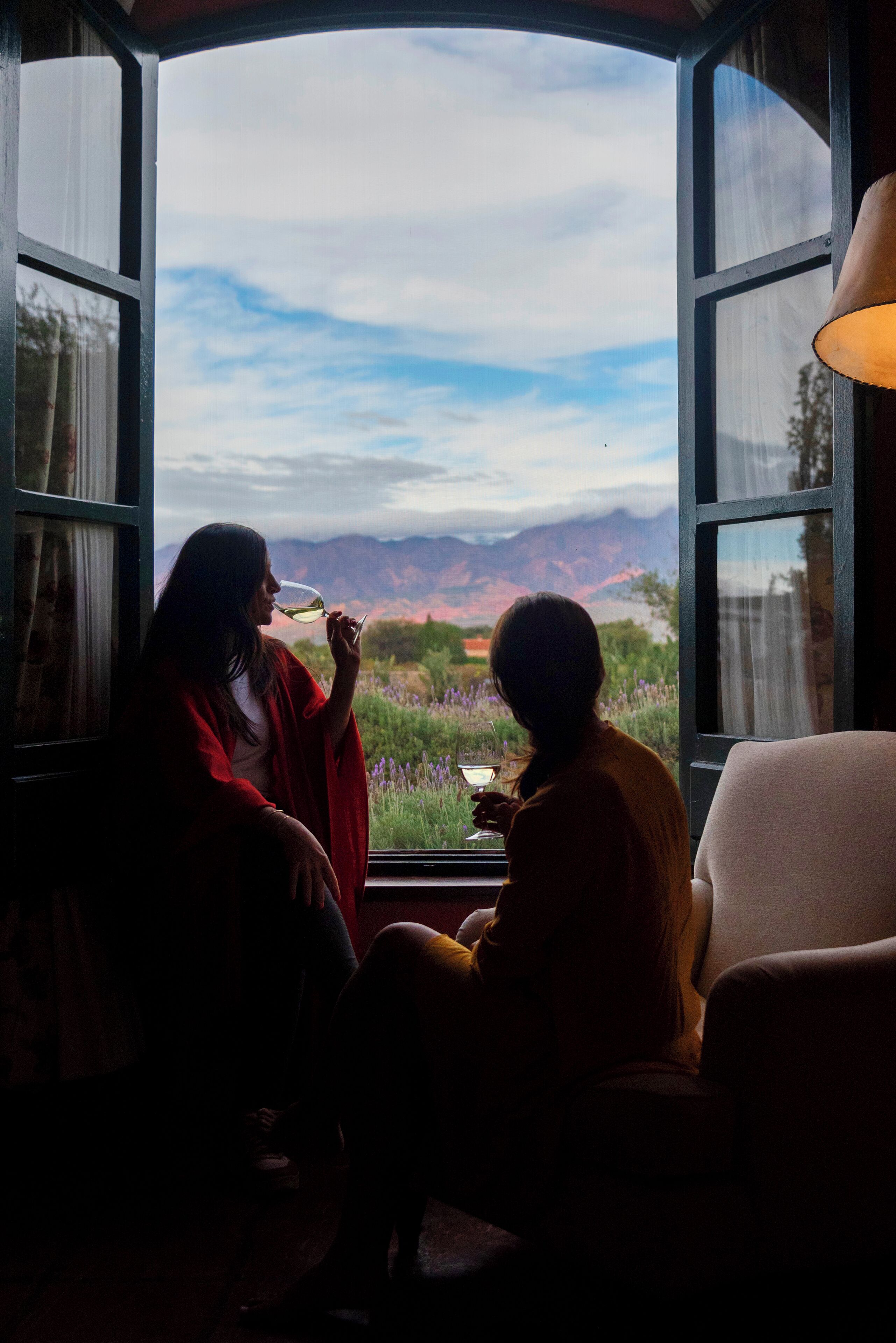 colonial room 2 twin beds | mountain view