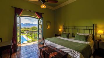 Minibar, caja de seguridad en la habitación y escritorio