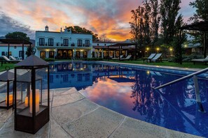 Outdoor pool, pool umbrellas, pool loungers - Patios de Cafayate - Wine Hotel & Restaurant (Cafayate)