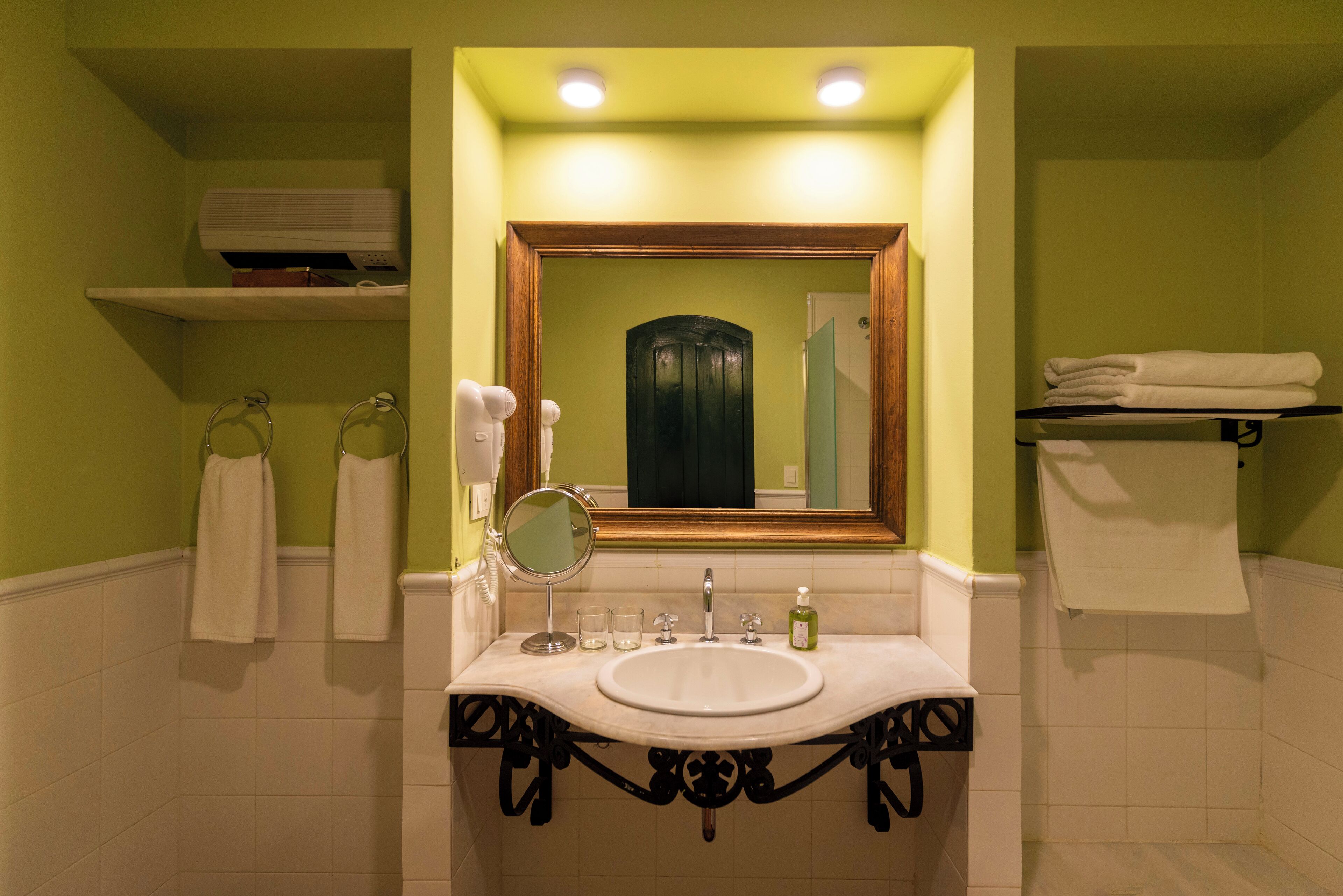 combined shower/bathtub, deep-soaking bathtub, free toiletries