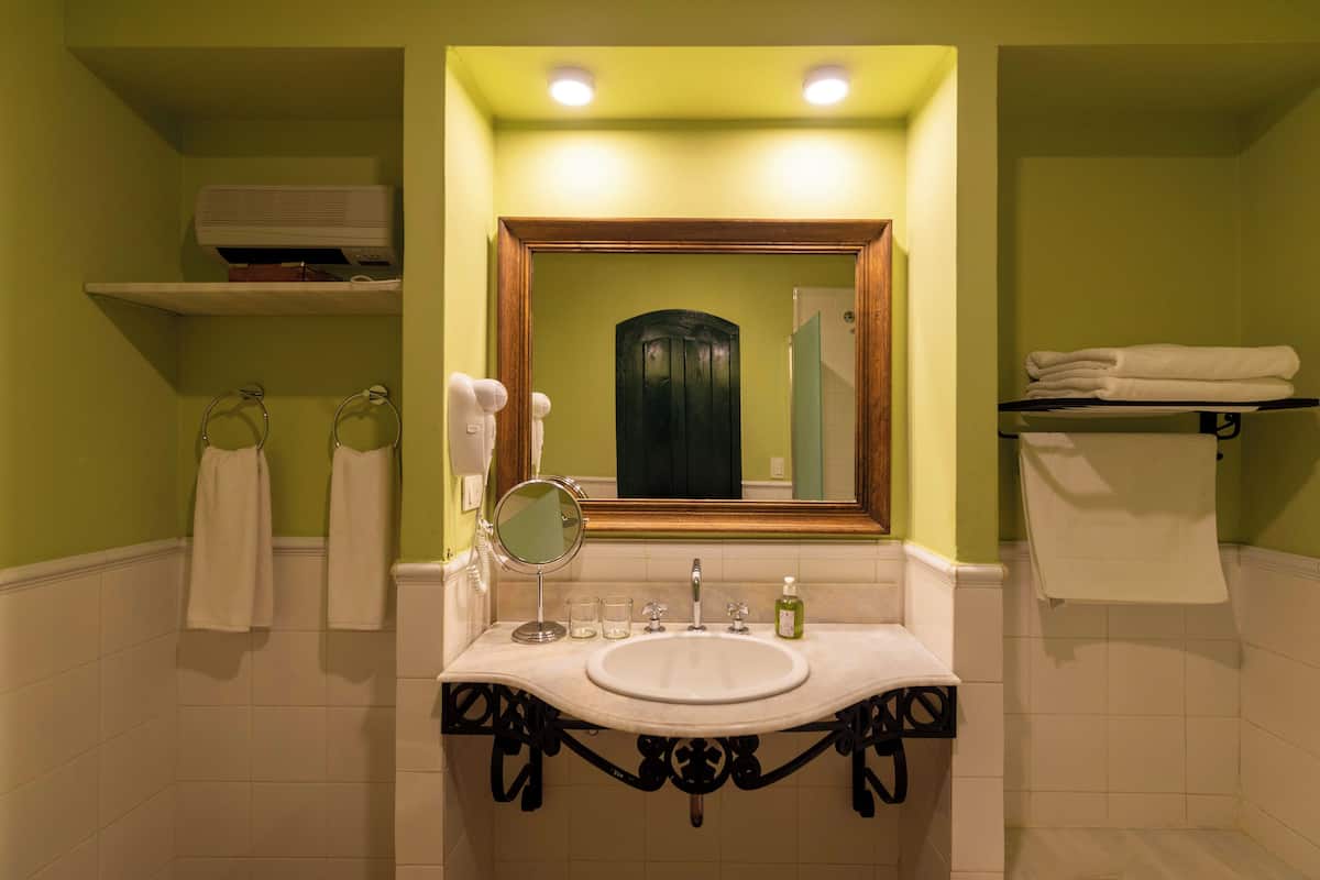 combined shower/bathtub, deep-soaking bathtub, free toiletries