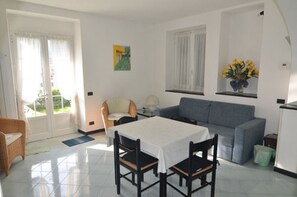 Leilighet, 2 soverom | Oppholdsområde | En 24-tommers Flatskjerm-TV med kabel-kanaler samt TV