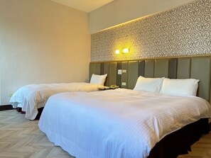 Elite Triple Room | Desk, bed sheets, alarm clocks - Toongmao Hotel Kaohsiung (Kaohsiung)