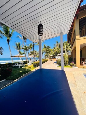 42-inch TV with cable channels - The Backyard Hotel (Jacó)