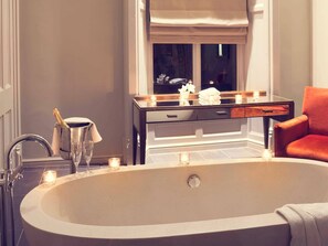 Deluxe Suite, 1 Double Bed | Bathroom | Combined shower/bathtub, eco-friendly toiletries, hair dryer, towels
