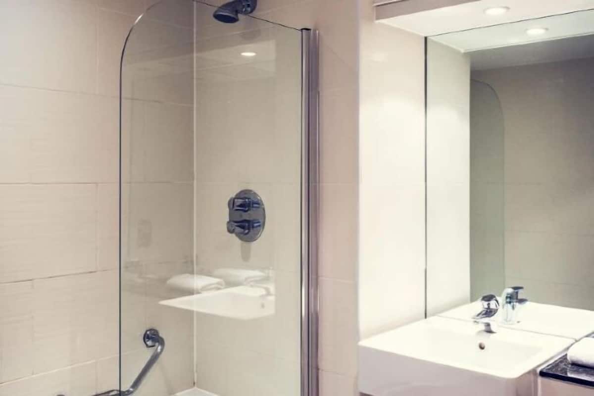 Bathroom | Combined shower/tub, eco-friendly toiletries, hair dryer, towels