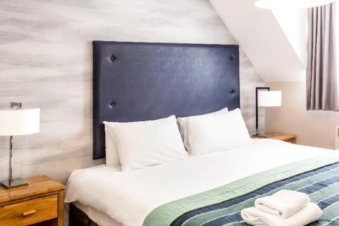 Ropa de cama hipoalergénica, escritorio, tabla de planchar con plancha