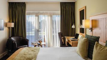 1 Schlafzimmer, Allergikerbettwaren, Schreibtisch, Bügeleisen/Bügelbrett