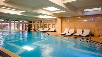 Una piscina cubierta